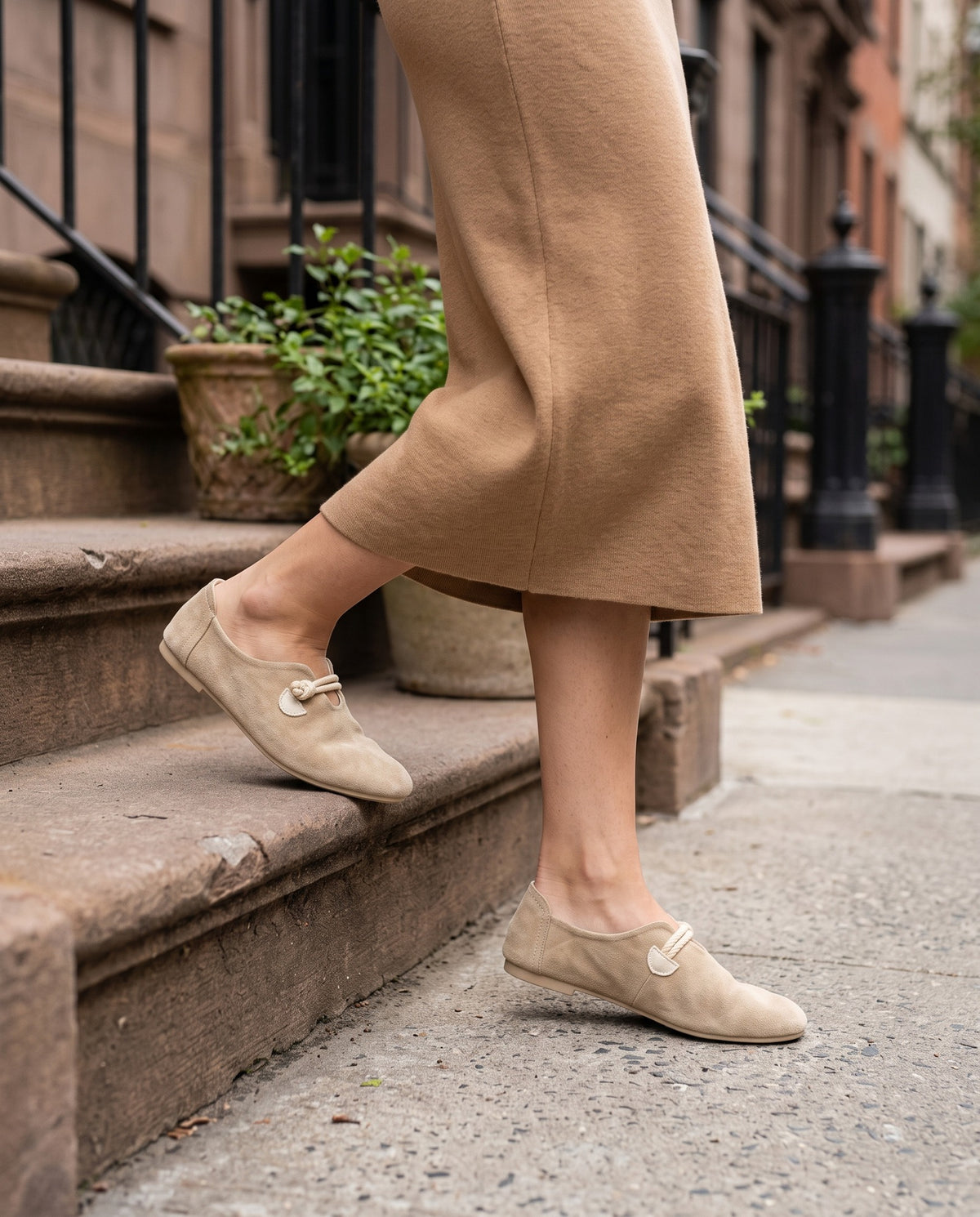 wynn-bungee-cord-tie-slip-on-loafers-women-s-beige-suede-look-round-toe-flats 6