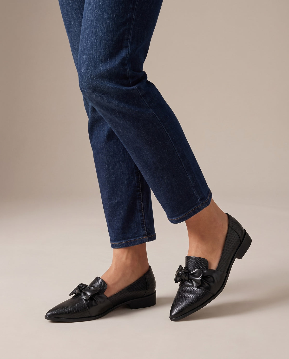 nola-bow-pointed-toe-loafers-women-s-black-snake-embossed-leather-look-flat-shoes 5