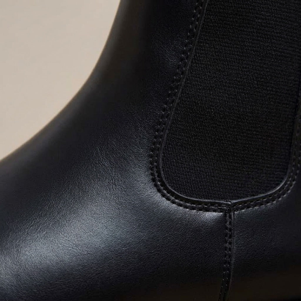 Close-up of the elastic side panel on the Quinn boot